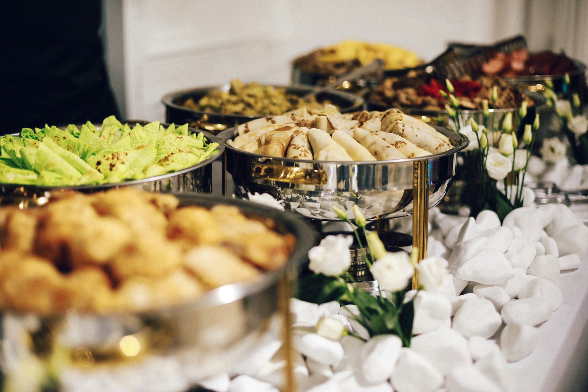 Mesa de buffet e serviço de alimentos — imagem ilustrativa