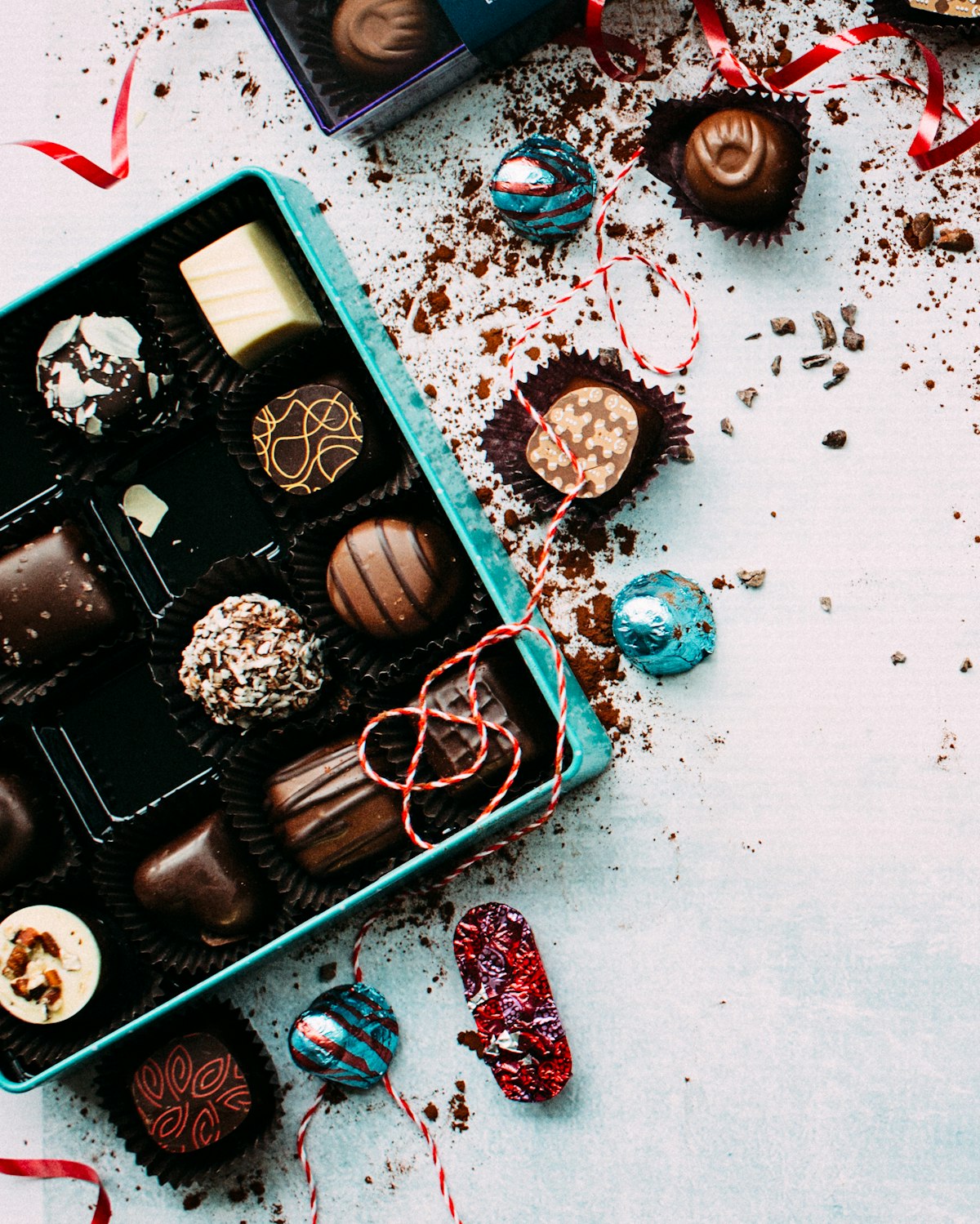 Caixa com chocolates e trufas ilustrativas — imagem ilustrativa