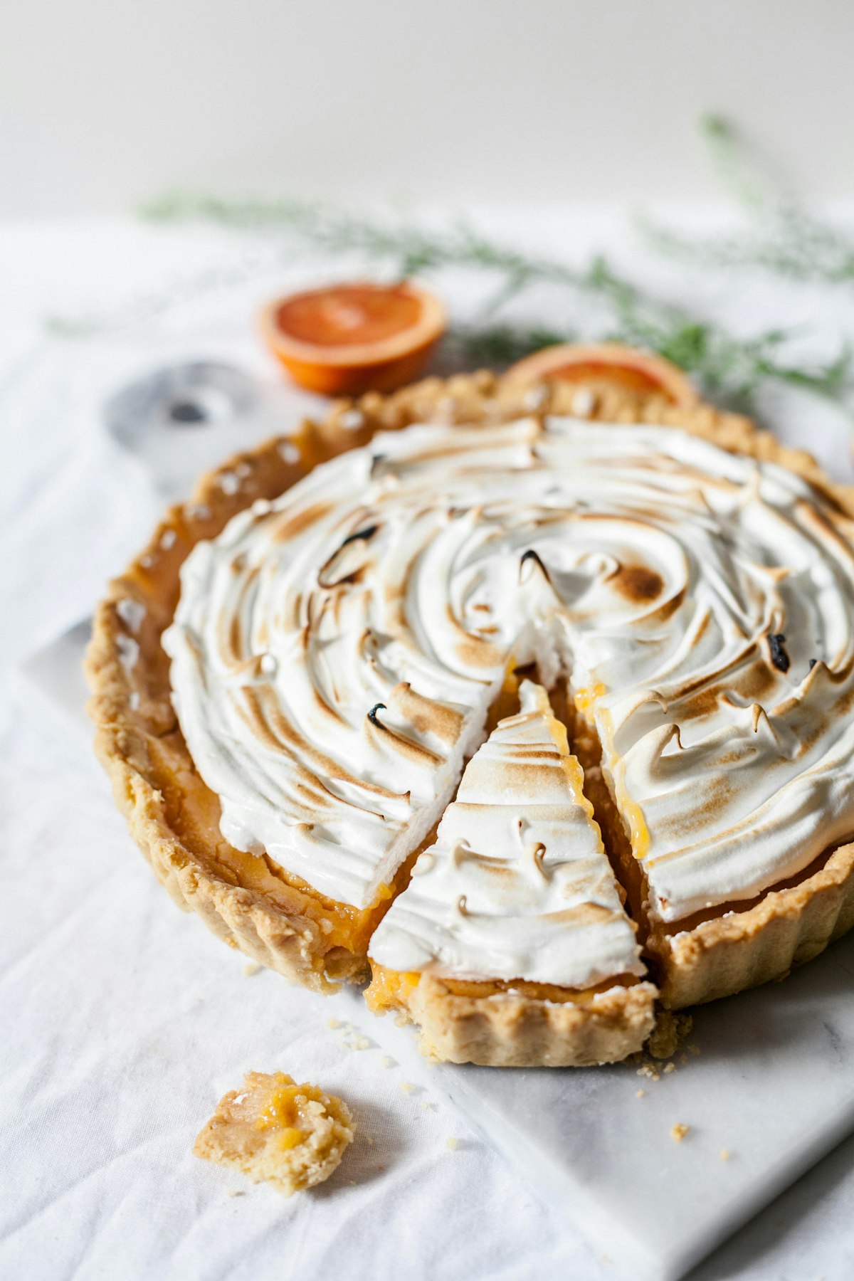 Torta com cobertura de merengue como referência de doceria — imagem ilustrativa
