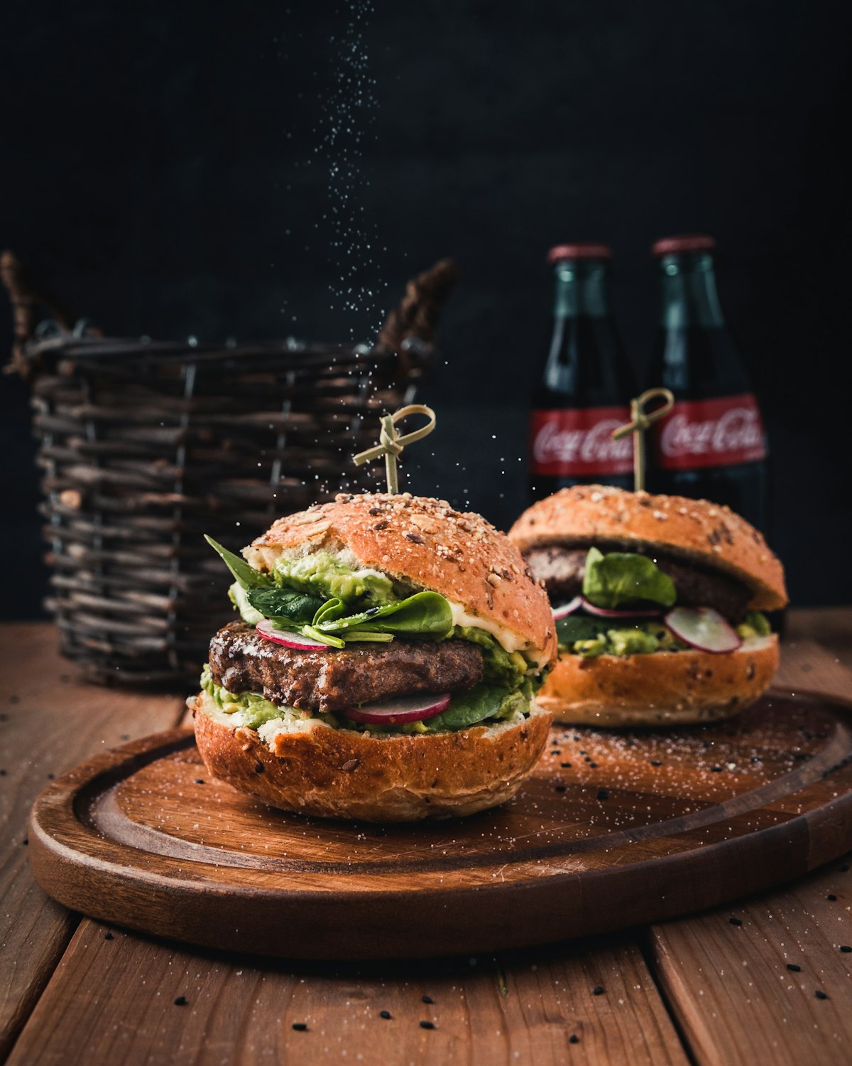 Burger servido em pão — imagem ilustrativa