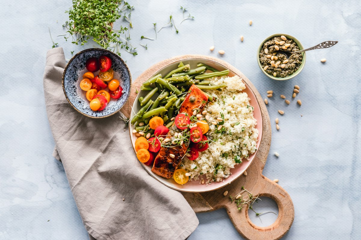 Prato com vegetais frescos — imagem ilustrativa