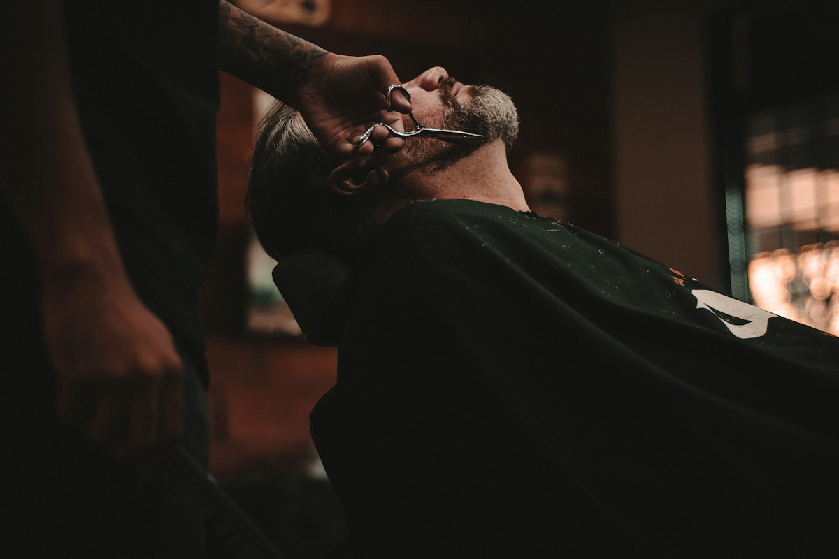 Acabamento de barba em barbearia — imagem ilustrativa