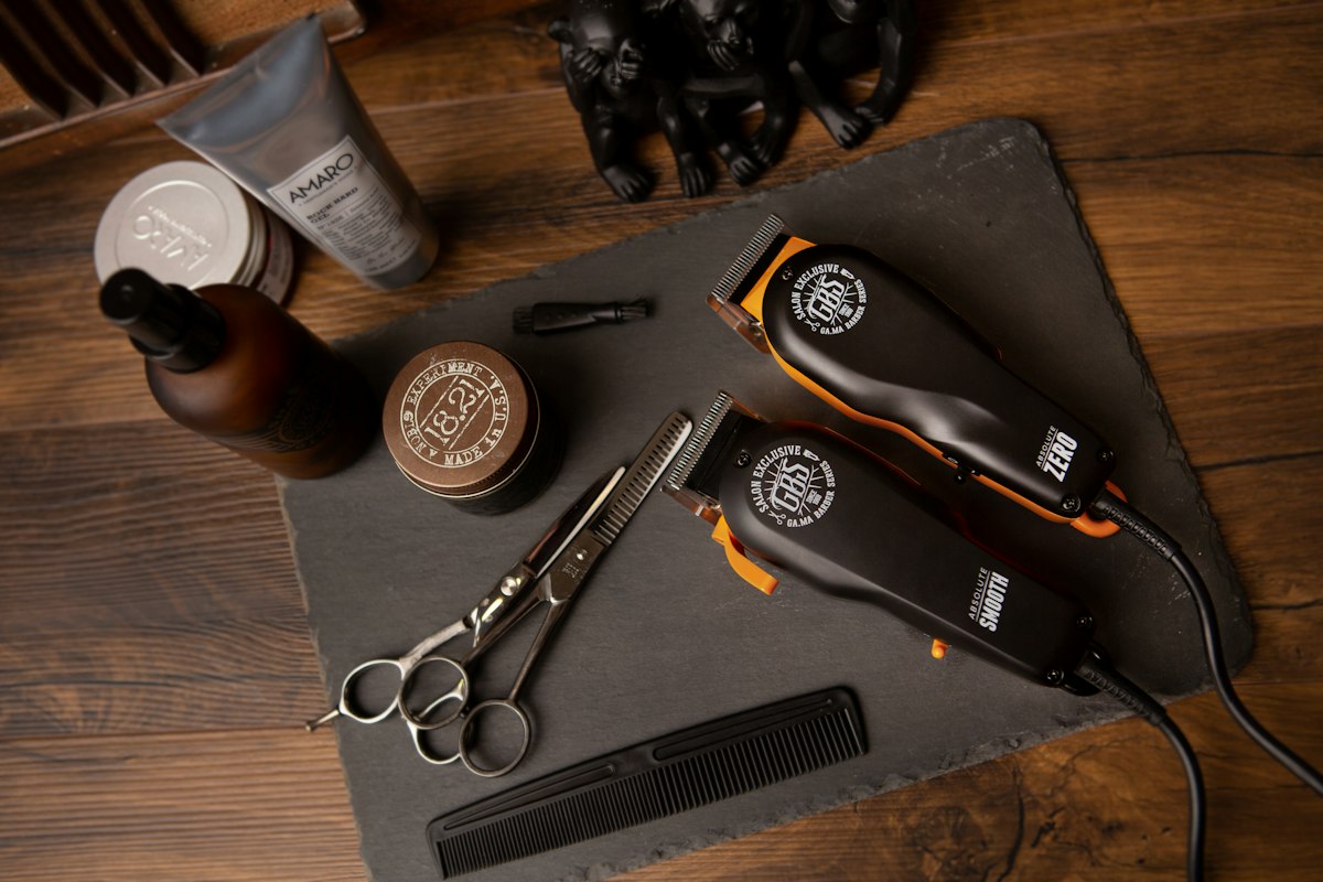 Máquina, tesouras e produtos de barbearia — imagem ilustrativa