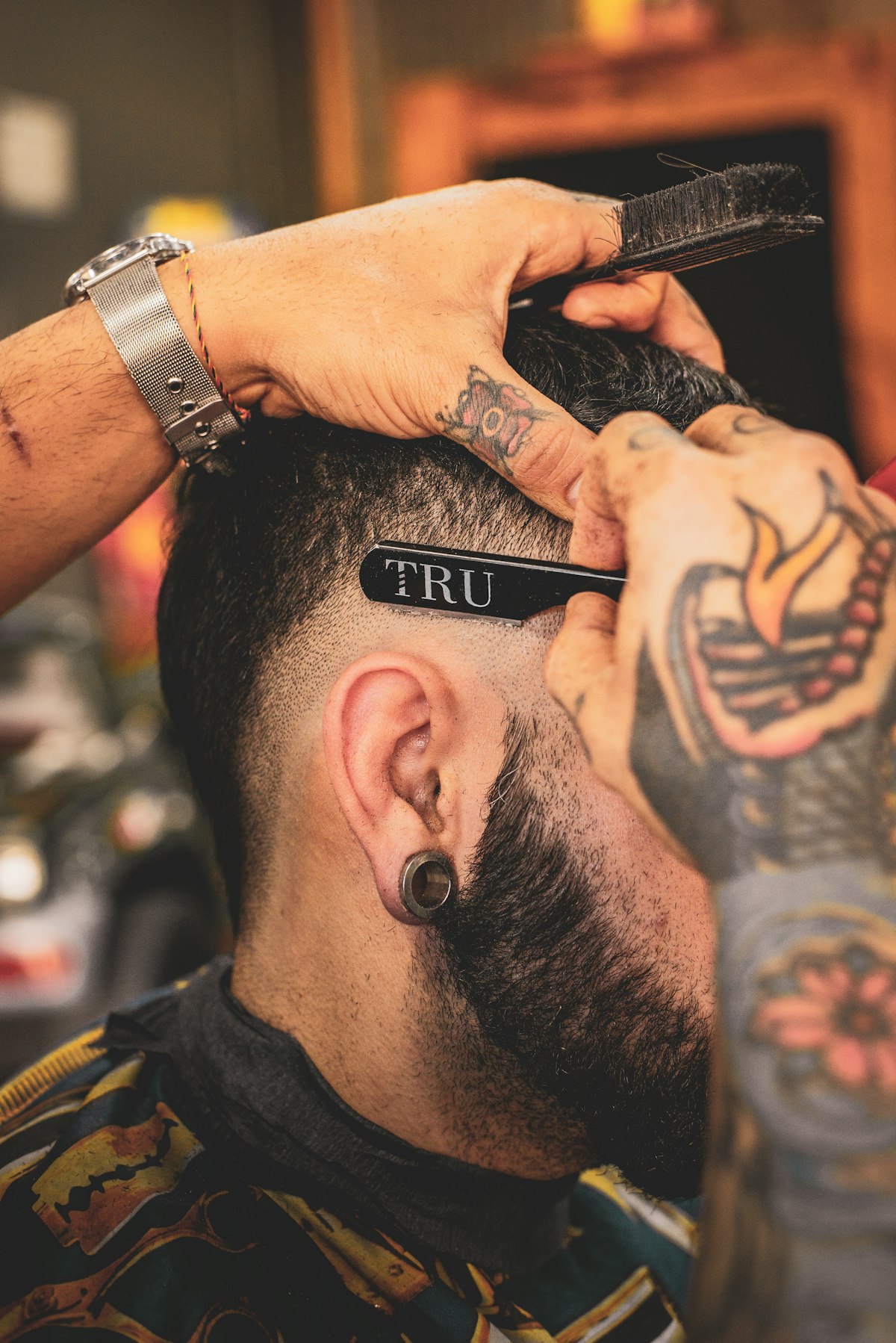 Corte masculino com desenho como referência de estilo — imagem ilustrativa