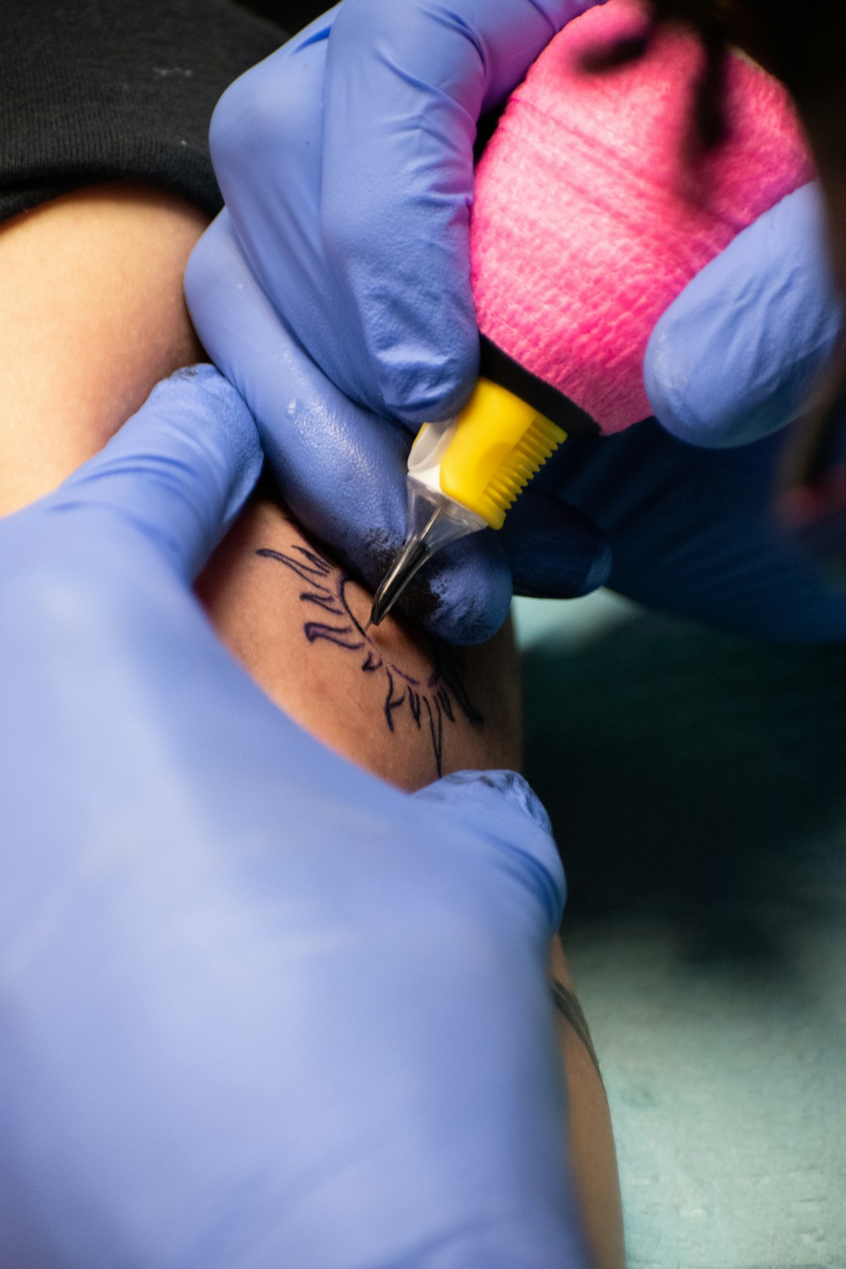 Execução de desenho de tatuagem com luvas — imagem ilustrativa