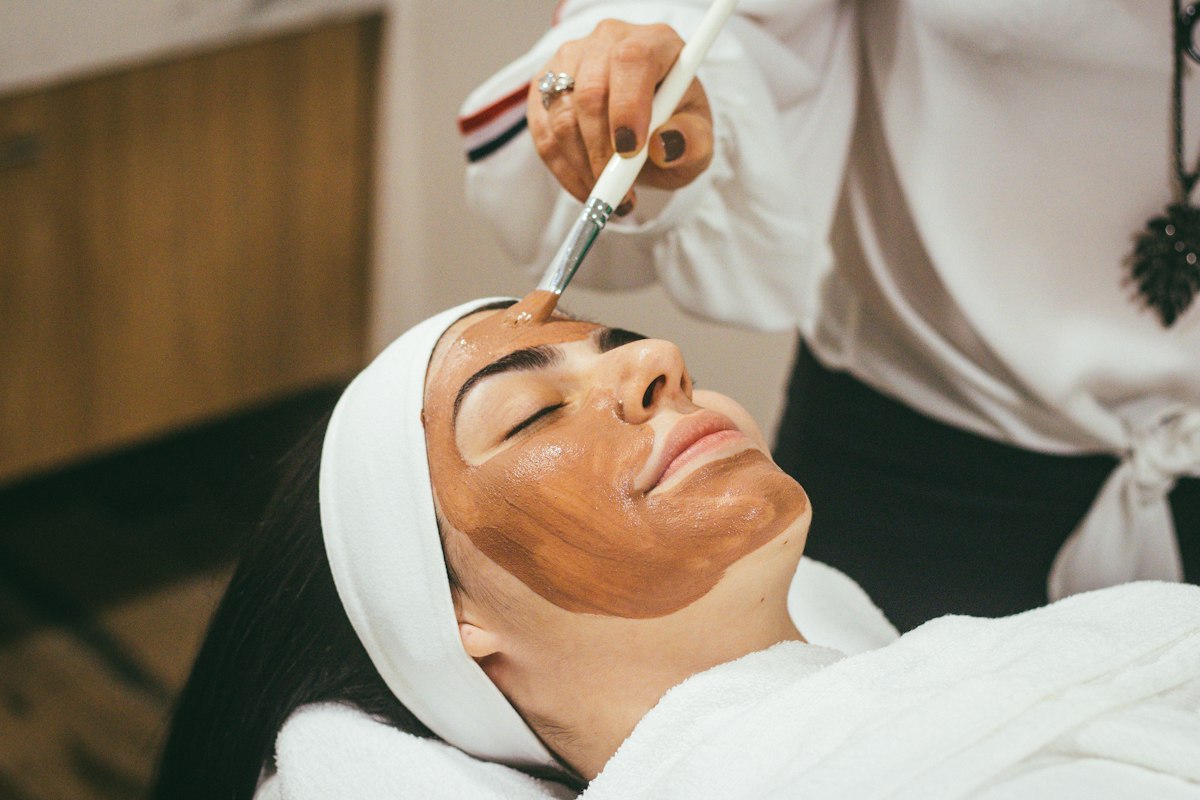 Aplicação de máscara facial em ambiente de estética — imagem ilustrativa