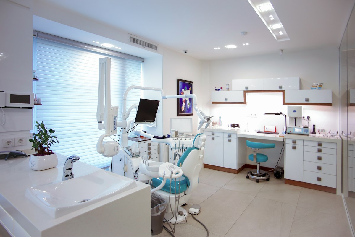 Consultório odontológico equipado — imagem ilustrativa