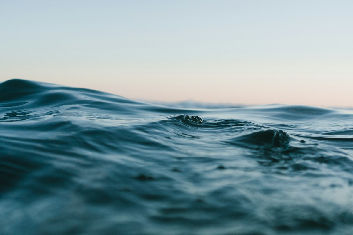 Ondas e horizonte como referência de ambientação — imagem ilustrativa