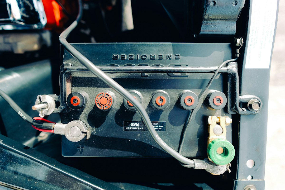 Bateria automotiva e conex?es el?tricas como refer?ncia t?cnica — imagem ilustrativa