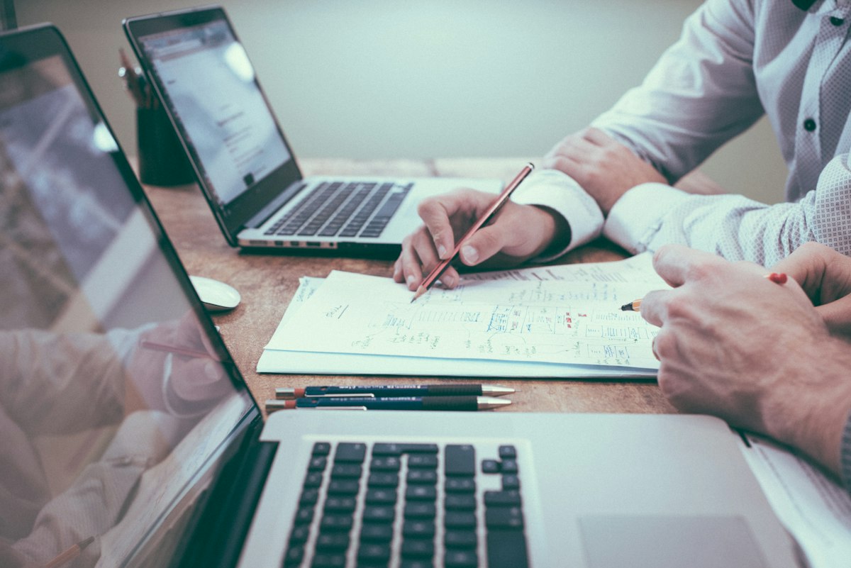 Equipe analisando documentos financeiros — imagem ilustrativa