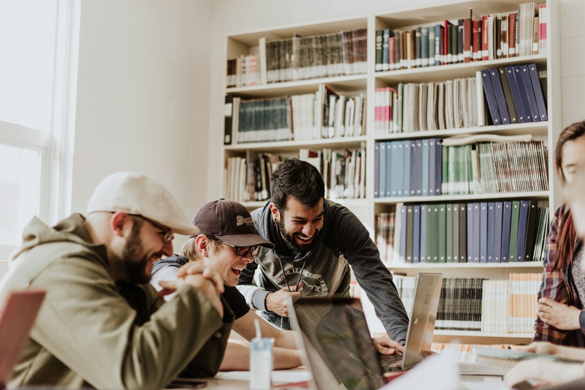 Pessoas estudando em grupo — imagem ilustrativa